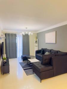 una sala de estar con un sofá y una mesa en Excelente Apartamento Completo Renta Carro Disponible, en La Viva
