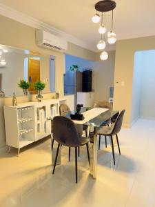 Una cocina con mesa de comedor y sillas. en Excelente Apartamento Completo Renta Carro Disponible, en La Viva