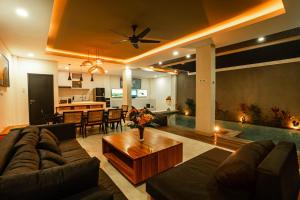 a living room with a couch and a table at Villa Mandee Guest House in Uluwatu