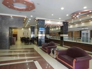 卡拉奇的住宿－天空塔酒店，一个带两张沙发的大堂和一间用餐室