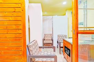 Posezení v ubytování Super Hotel O Thavalakuppam Near Bus Stand + 29 fotografií
