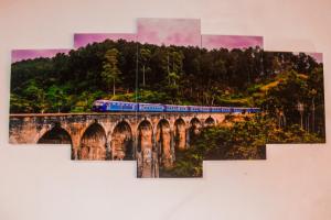 ゴールにあるTraveller's Lodge Unawatunaの橋を渡る列車図
