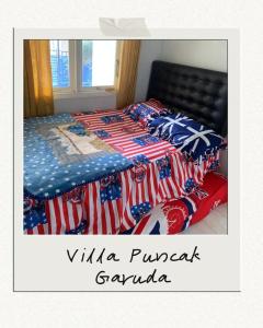 TlekungにあるVilla Puncak Garuda A-21のベッド(アメリカ旗布団付)