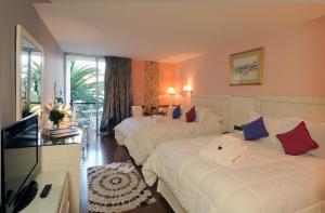 TV a/nebo společenská místnost v ubytování Royal Mirage Fes Hotel