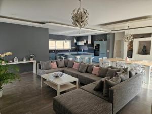 Η κουζίνα ή μικρή κουζίνα στο Villa moderne de 220m2 avec piscine, Sérignan