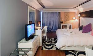 TV a/nebo společenská místnost v ubytování Royal Mirage Fes Hotel