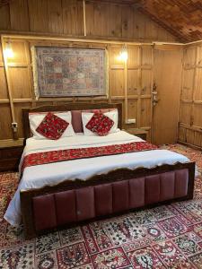 Giường trong phòng chung tại Lucky Kashmir Heritage Houseboat +12 ảnh