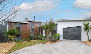 una casa con camera da letto e garage di Banksia - Great for 2 families, linen included a Venus Bay