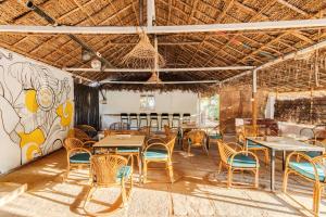 A restaurant or other place to eat at Earthy Hostel & Suites - Morjim