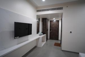 Hotel Sastha Grand的电视和/或娱乐中心