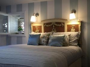 um quarto com uma cama grande e almofadas azuis em Romantic and Charming Apartments em Florença