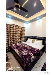 Un pat sau paturi într-o cameră la Shri Bhagwati Paying Guest House