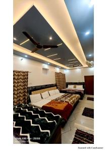 Un pat sau paturi într-o cameră la Shri Bhagwati Paying Guest House