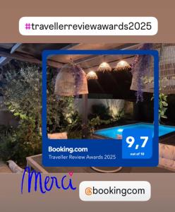 une photo d'un panneau d'un magasin avec une photo d'un lustre dans l'établissement Villa les Romarins, à Saint-Didier