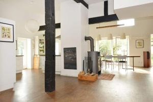 ein Wohnzimmer mit Kamin und ein Esszimmer in der Unterkunft Reet-Cottage Nahe der Ostsee in Süsel