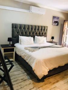 Ένα ή περισσότερα κρεβάτια σε δωμάτιο στο Kanyane Lodge
