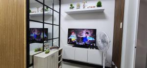 TV a/nebo společenská místnost v ubytování Pine and Peak Serenity