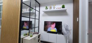 TV a/nebo společenská místnost v ubytování Pine and Peak Serenity