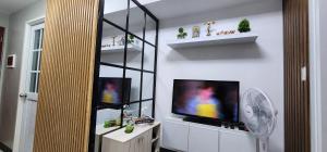 TV a/nebo společenská místnost v ubytování Pine and Peak Serenity