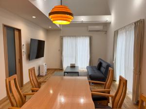 石垣岛I's villa 真栄里石垣島的带桌子和沙发的客厅