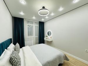 Postel nebo postele na pokoji v ubytování Alatau city 20