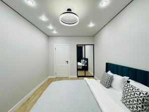 Postel nebo postele na pokoji v ubytování Alatau city 20