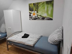 a bed in a room with a picture on the wall at Work and Stay Dürwiß IaM Neu Modernisiert in Eschweiler