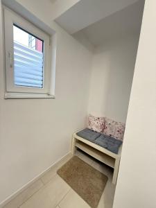 a small room with a bench and a window at Kochet Pitters Home in Sibiu