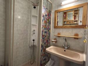 Koupelna v ubytování Appart Studio cabine mezzanine 5 couchages BANYULS SUR MER BN060-002