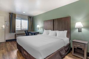 Postel nebo postele na pokoji v ubytování Econo Lodge Portland Airport