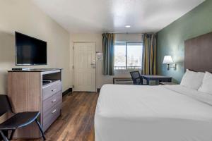Postel nebo postele na pokoji v ubytování Econo Lodge Portland Airport