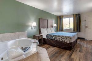 Postel nebo postele na pokoji v ubytování Econo Lodge Portland Airport