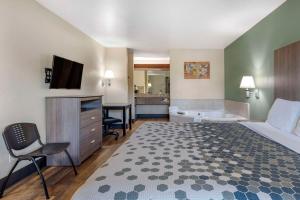Postel nebo postele na pokoji v ubytování Econo Lodge Portland Airport