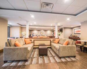 ブラトルボロにあるComfort Inn & Suites Brattleboro I-91のリビングルーム(ソファ2台、バー付)