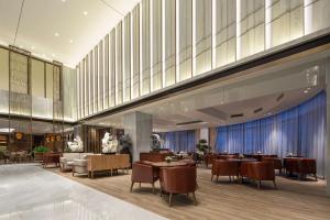 uma representação de um restaurante com mesas e cadeiras em Wyndham Shanghai Pudong em Xangai