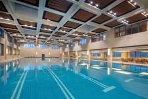 XinyangにあるWyndham Xinyang Downtownの青い水の大きな屋内プール