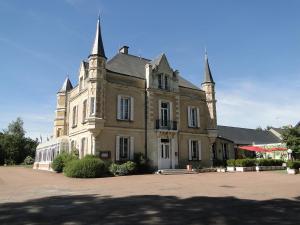 een oud gebouw met twee torens erop bij Domaine de La Ferrière in Châteaubriant