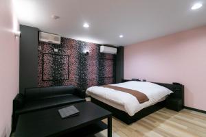 Ένα ή περισσότερα κρεβάτια σε δωμάτιο στο Hotel TEMARI Matsumoto +37 φωτογραφίες