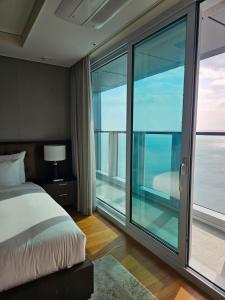 Ένα ή περισσότερα κρεβάτια σε δωμάτιο στο 3B3B Luxury Beach Condo with Breathtaking Views +62 φωτογραφίες