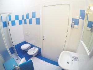 カオルレにあるResidenza Anna Giulia - Agenzia Cocalの青と白のバスルーム(トイレ、シンク付)