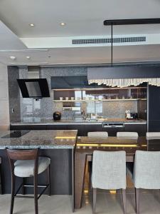 Η κουζίνα ή μικρή κουζίνα στο 3B3B Luxury Beach Condo with Breathtaking Views