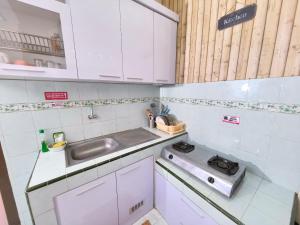 Η κουζίνα ή μικρή κουζίνα στο Bolo Nest Homestay Jogja