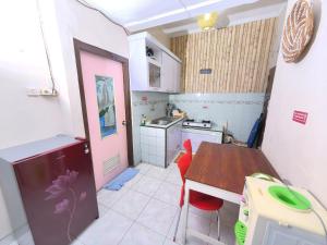 Η κουζίνα ή μικρή κουζίνα στο Bolo Nest Homestay Jogja +8 φωτογραφίες