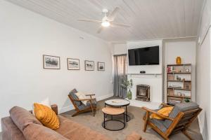 un salon avec un canapé et une télévision dans l'établissement Maranka Homestead, à Waikerie