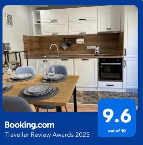 cocina con mesa de madera con sillas y comedor en Студио Ирма, en Burgas