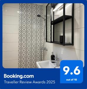 Un baño con ducha, lavabo y espejo. en Студио Ирма, en Burgas