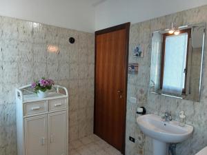 A bathroom at Casa al Mare con Giardino Privato