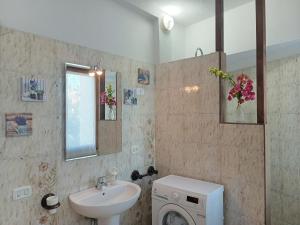 A bathroom at Casa al Mare con Giardino Privato