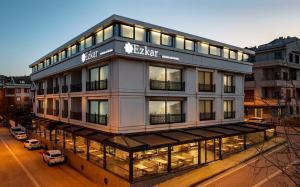 un bâtiment avec une enseigne au sommet dans l'établissement Ezkar Bathonea Art İstanbul Hotel, à Avcılar