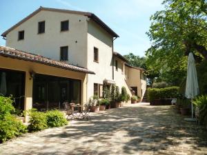 an empty courtyard of a building with an umbrella at Agriturismo Vivace in Tolentino